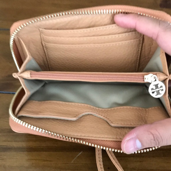 New Tory Burch Cream Clutch / Wristlet - Picture 4 of 4